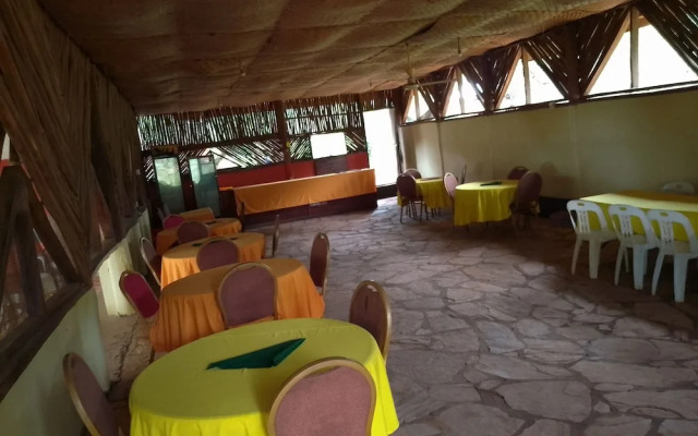 Pearl Gardens Beach Resort Kalangala