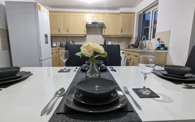 Burnley-4-bedroom House-sleeps 6-parking-clariturf