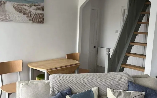 Seasideescape-2br-sleeps4-parking-petsok-fireplace