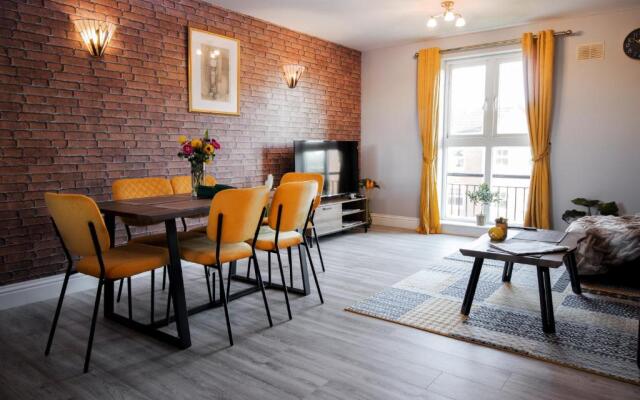 Mulberry - Luxury Two Bedroom Apartment - Free Netflix and Parking