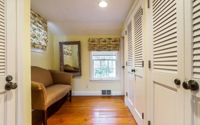 Bedford Big House w Heated Pool & Hot Tub on 4 Acres! Perfect Place to Social Distance and Stay Safe. Super-host Support, Check out our Reviews!
