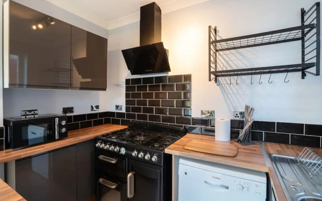 Stylish 3 Bed House-free Parking