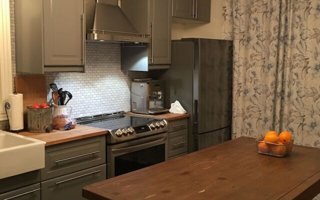 Beautiful 4BR Downtown House, Sleeps 10