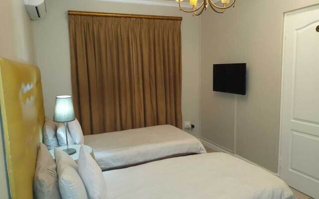 Savoy Lodge With Breakfast Included - Budget Triple Room 5