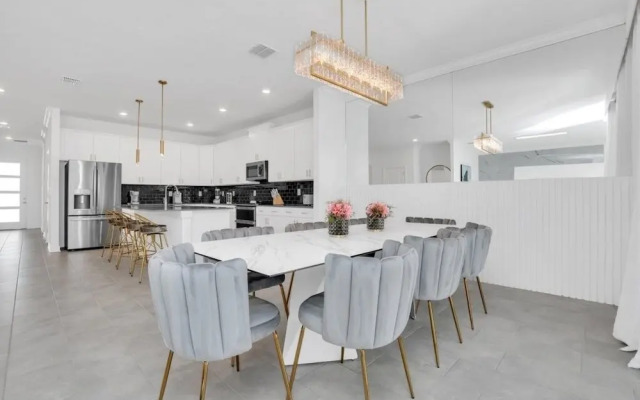 4350scene 6 Bedroom Villa