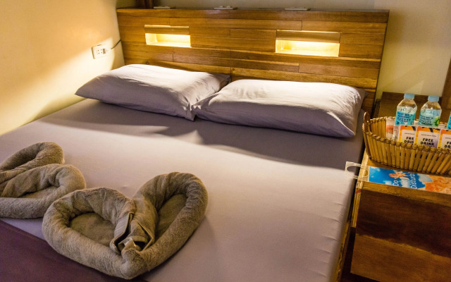 Outpost Hostel - Coron