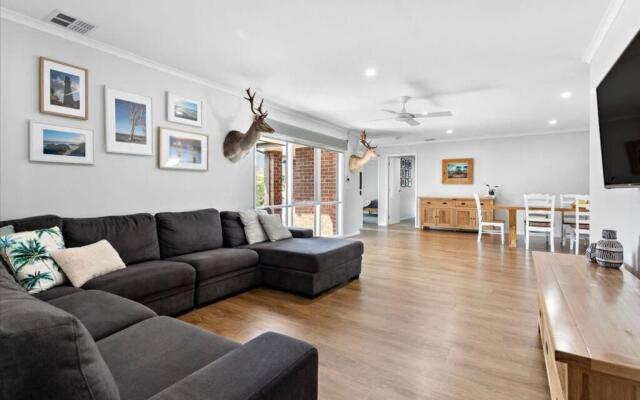 Luxurious 5 bedroom Villa with hot tub & much more