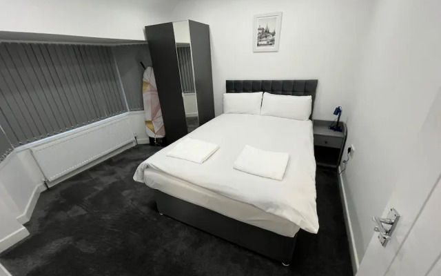 Spacious 4 Bed Home - Sleeps 7, Garden & Parking