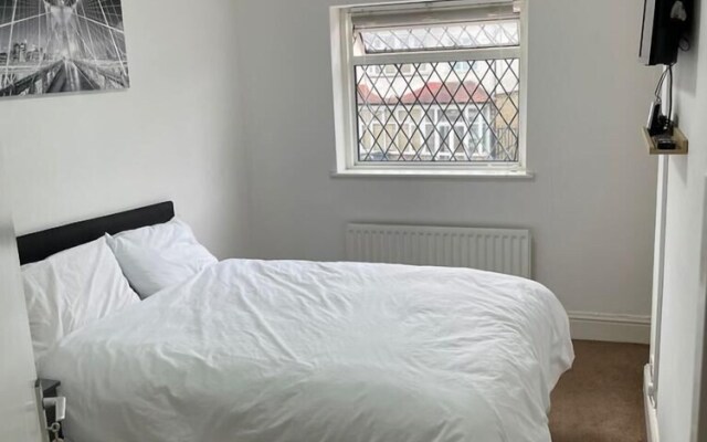 Charming 5-bed House in Mitcham