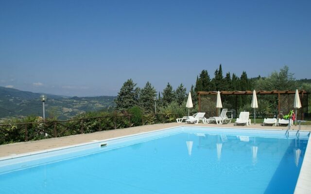 Attractive Farmhouse in Tuscany With Swimming Pool