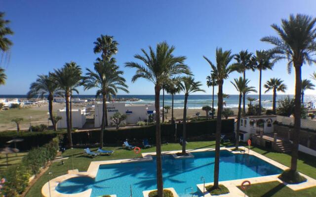 2204-Luxury apt on the beach,new,on duquesa port!