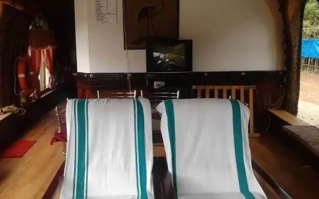 Kananavasan Houseboat