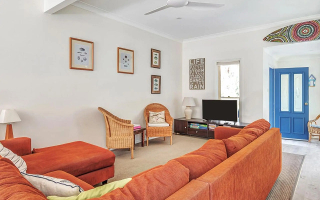 Black Wattle at Hyams Beach 4pm Check Out Sundays