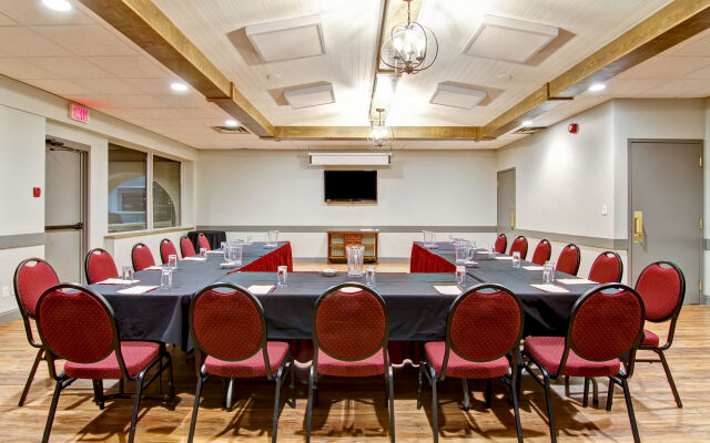 Travelodge by Wyndham Grande Prairie