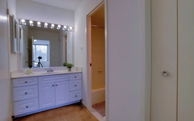 Spacious 2BR Apartment in Crystal City