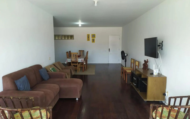 Espaçoso Apartamento na Praia do Futuro c/ 3 Qts.