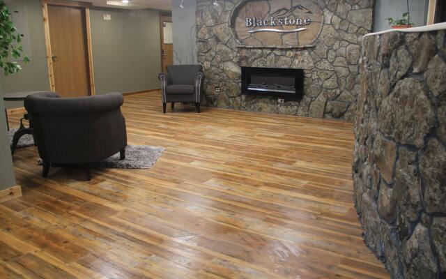 Blackstone Lodge & Suites