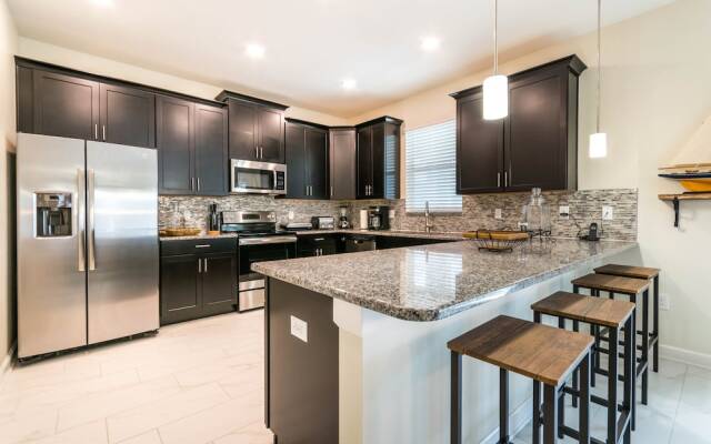 6 Bedroom, 6 Bath Pool Home