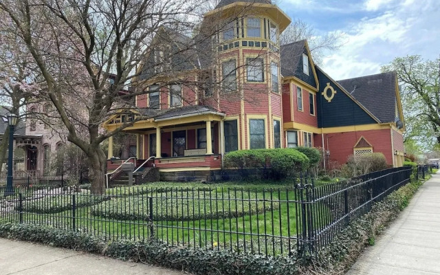 Garden-level 2BR Pet-friendly Near Downtown