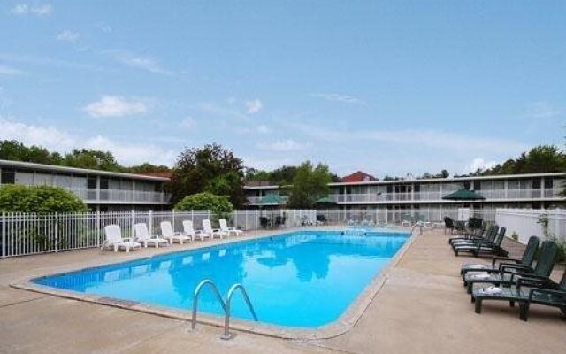 Econo Lodge Inn & Suites
