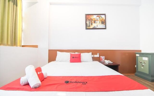 RedDoorz Plus Near Van Mieu Quoc Tu Giam