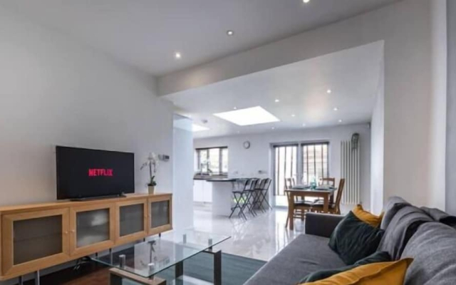 Large 6 Bedroom House With Parking