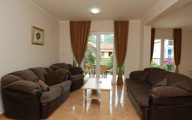 Franeta Two-bedroom Apartment, 1st Floor, Street View, No.5