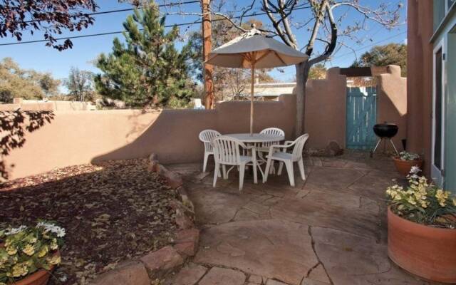Old Santa Fe Trail - Walk Everywhere, Kiva Fireplace, Amazing Natural Light