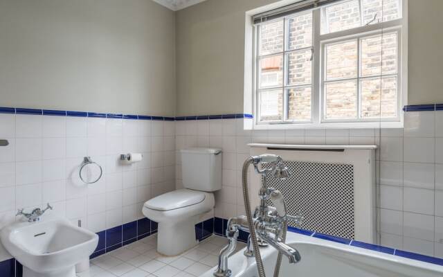 Royal Richmond Family Home by Kew Gardens