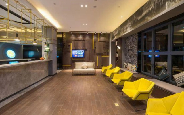 Wanhe Zhizhen Hotel (Shanghai Sun Moonlight Dapuqiao Subway Station)