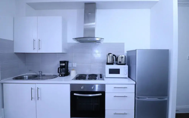 Lovely & Spacious 2 Bedroom APR Queensway