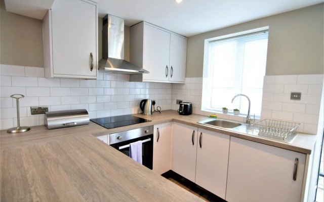 Modern two Bedroom Next TO Brighton Station