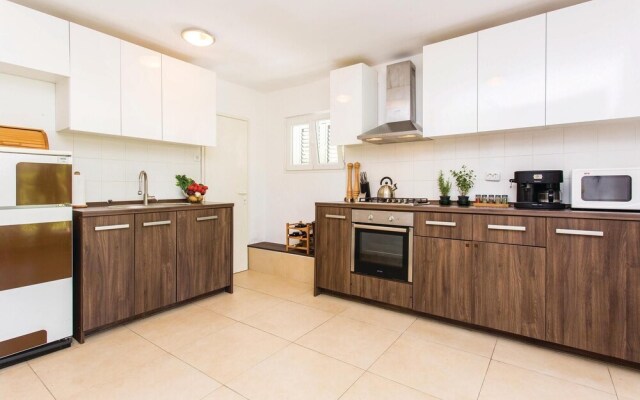 Amazing Home in Malinska With Wifi and 4 Bedrooms