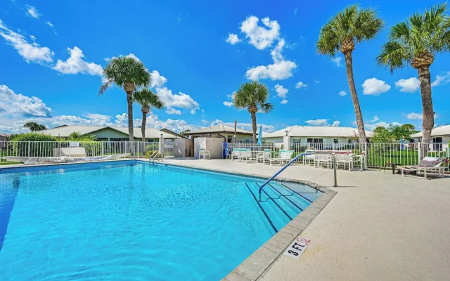 Sunny Canal-view Villa w/ Lanai in Sebring!