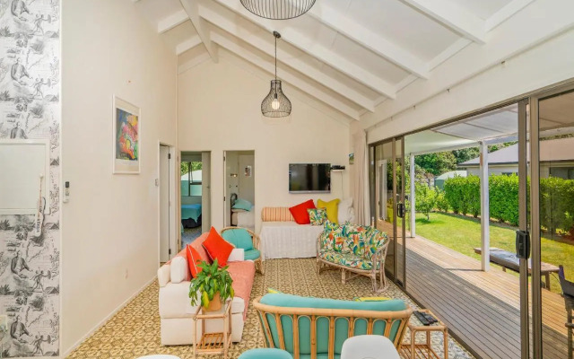 Bay Coast Happy Place - Cooks Beach Holiday Home