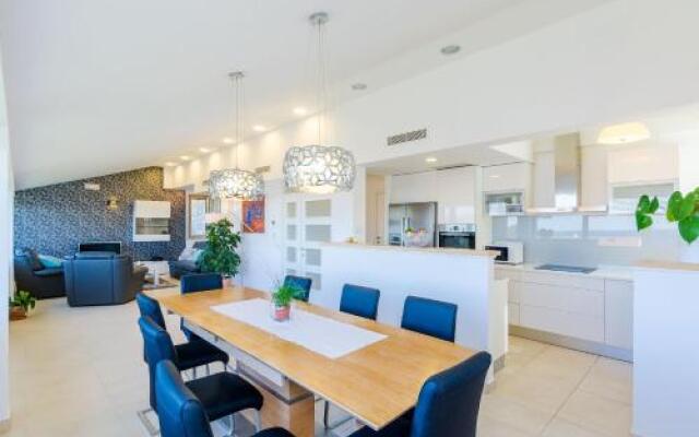 Villa Art Gallery - Six Bedroom Villa with Terrace and Swimming Pool