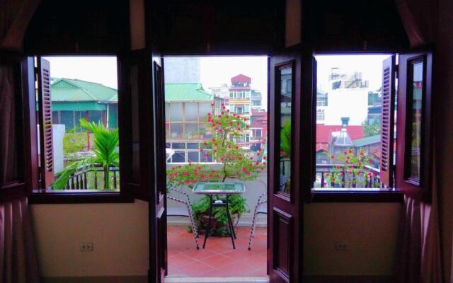 Queen Light Hotel
