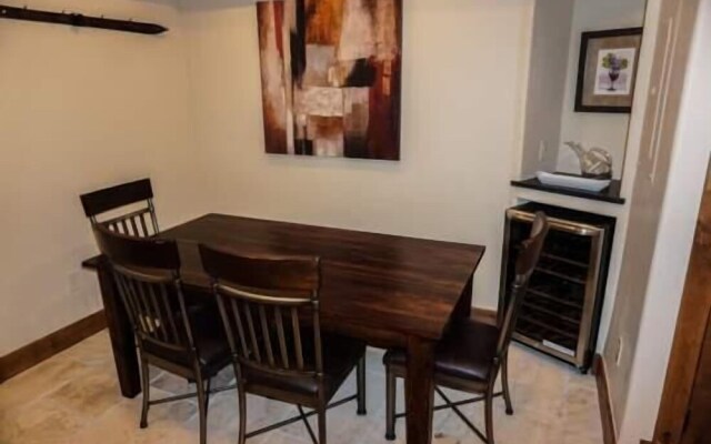 Villa Cortina with Easy Access to Gondola by RedAwning