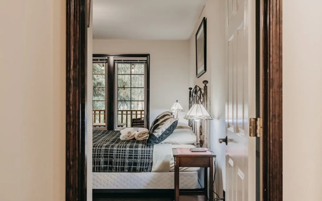 89gs - Hot Tub - Pets Ok - Wifi - Sleeps 4 1 Bedroom Home by RedAwning