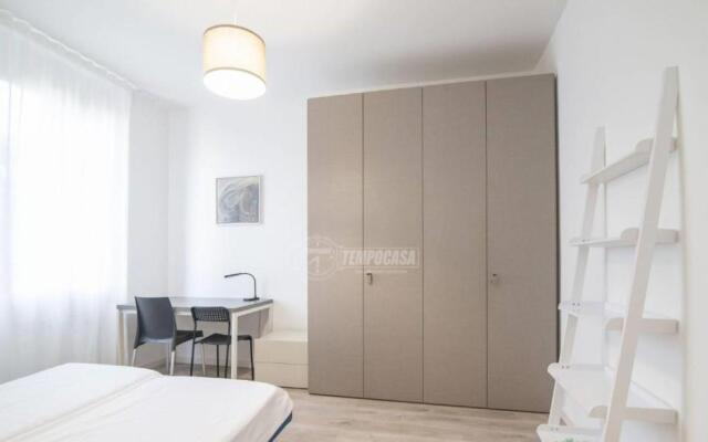 TheTechFlat-4people-2bedrooms-24Hours Self Check in - RedMetro Sesto Marelli Duomo Fiera - For professionals and remote workers 32inch Monitor and Desks optimized for laptop - No City tax required - great wifi - dishwasher, washing machine and microwave