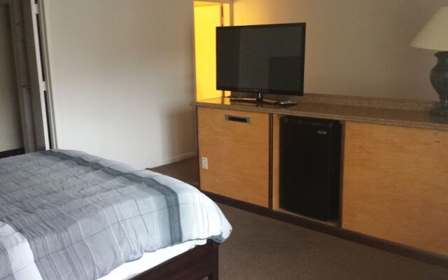 Airport Motor Inn Lounge/Package Store