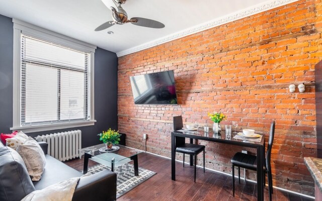 2BR Apt w King Bed Netflix - Near Downtown