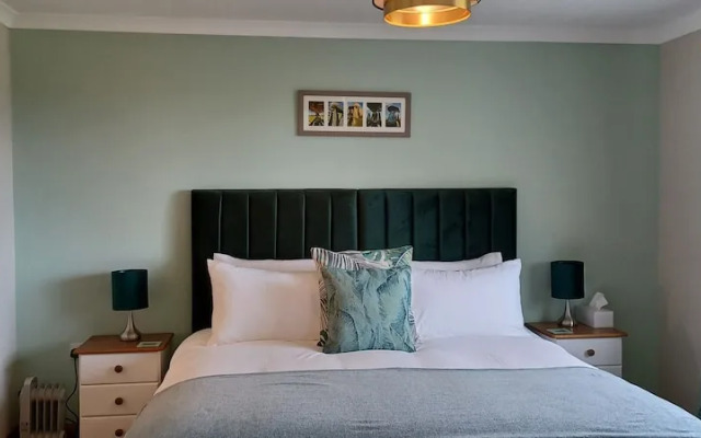 Relax With Amazing Views! 1-bed Studio in Tegryn