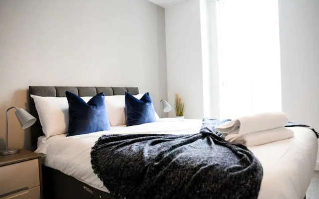 Spacious 2 Bedroom Flat with Balcony Close to Train Station