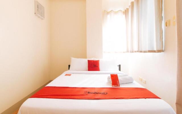 RedDoorz Plus @ IMU1 Suites Paranaque