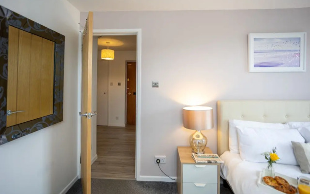 Stunning 2 bed Seaside Apartment With Sea Views