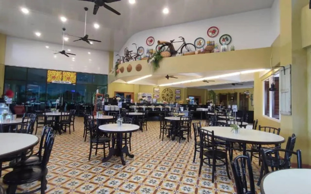 Bukit Merah Laketown Resort