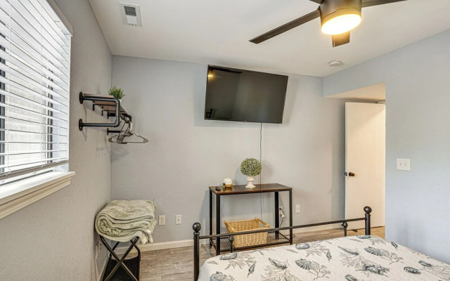 Dock & Kayaks: Lake Ozark Family Retreat