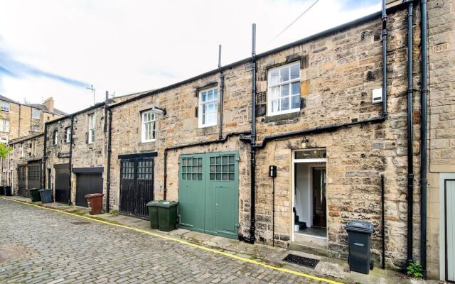 Quiet Mews House With Parking And Garden