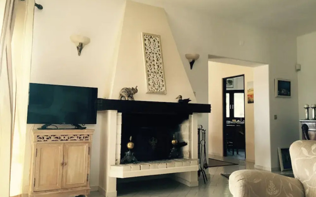 Villacasatulipa-sleeps4-garden-pool-bbq-ac